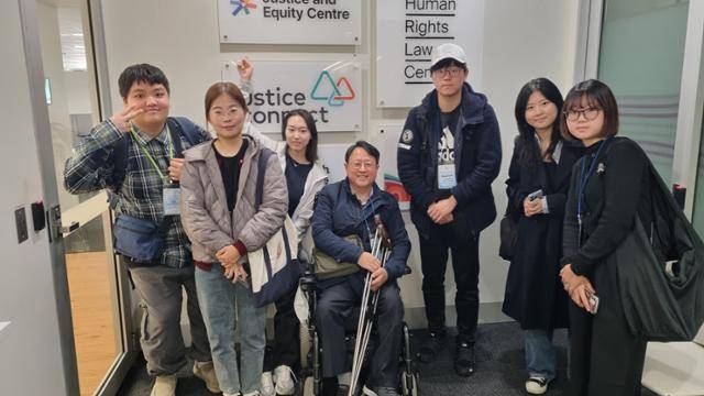 한국장애인재활협회와 신한금융그룹이 주관하는 해외연수 프로그램 ‘장애청년 드림팀’ 참가자들. 왼쪽부터 오모세, 유주미, 여지안, 김동호 한국장애인단체총연맹 정책위원장, 황철민, 진하윤, 최수완. 한국장애인재활협회 제공