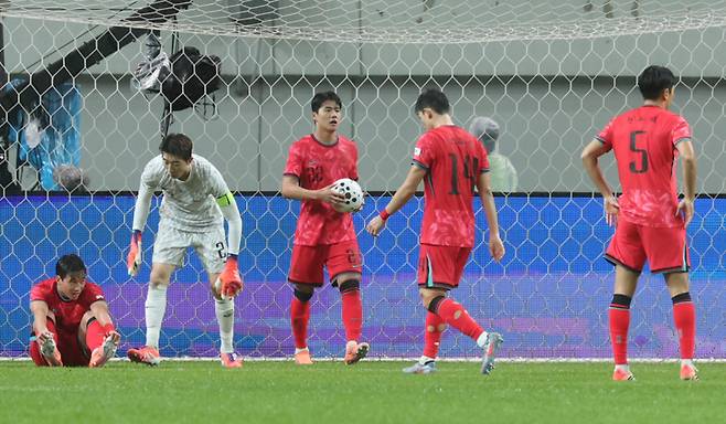 <yonhap photo-5853=""> 한국, 다섯 번째 실점 (서울=연합뉴스) 신현우 기자 = 10일 서울 마포구 서울월드컵경기장에서 열린 한국과 브라질 축구 대표팀의 친선경기. 한국 조현우를 비롯한 선수들이 실점한 후 아쉬워하고 있다. 2025.10.10 nowwego@yna.co.kr/2025-10-10 21:45:45/ <저작권자 ⓒ 1980-2025 ㈜연합뉴스. 무단 전재 재배포 금지, AI 학습 및 활용 금지></yonhap>