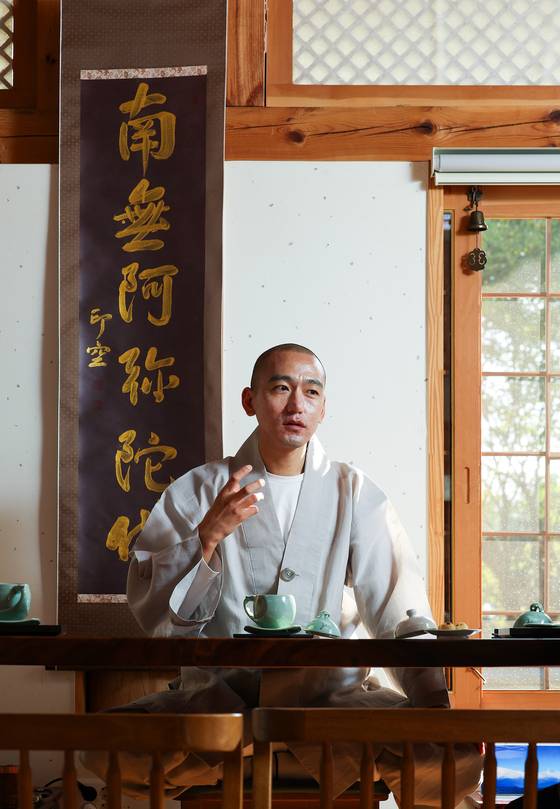 지난달 29일 경기도 양주시 회암사에서 중앙일보와 인터뷰 중인 인공 스님. 인도 출신인 그는 외국인 최초의 주지스님이 됐다. 우상조 기자