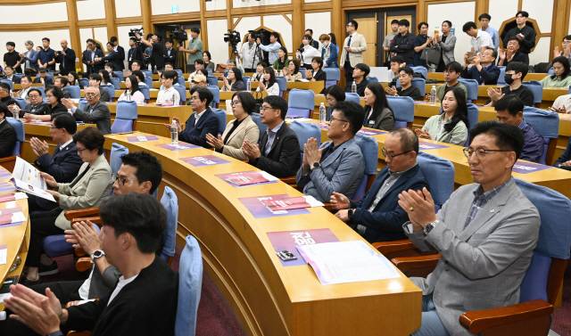 ▲ 1일 서울 국회의원회관에서 열린 홍천~용문 광역철도 국회 정책토론회에 지역 주민들이 참석해 주제발표에 박수를 치고 있다. 서영 기자