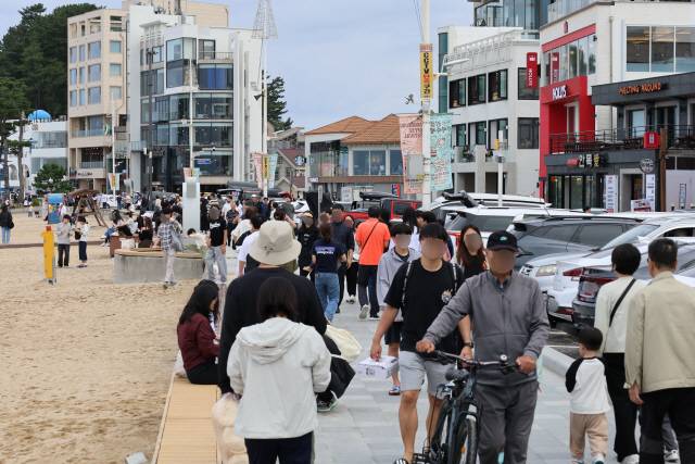 ▲ 추석 황금연휴 첫날인 3일 강릉 안목해변 커피거리에 관광객이 붐비며 연휴를 만끽했다. 관광객들이 백사장에서 즐거운 한때를 보내고 있다. 황선우 기자