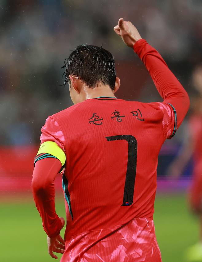 10일 서울 마포구 서울월드컵경기장에서 열린 한국과 브라질 축구 대표팀의 친선경기. 손흥민이 엄지를 들어올리고 있다. 손흥민은 이날 경기로 137번째 A매치에 출전해 한국 선수 A매치 최다 출전 신기록을 세웠다. 연합뉴스