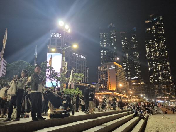 10일 밤 부산 해운대해수욕장에서 열린 ‘해운대 별, 바다 과학축제’ 천체망원경 코너에 관측자들이 몰려 차례를 기다리고 있다. 부산과학기술협의회 제공