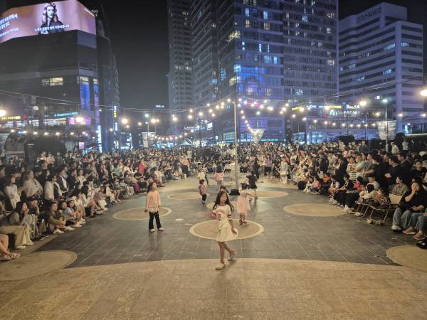 부산과학기술협의회가 10일 밤 해운대해수욕장 해운대스퀘어에서 마련한 ‘해운대 별, 바다 과학축제’ 무대공연에 관객들이 운집한 가운데 어린이들이 신명 나는 자리를 연출하고 있다. 부산과학기술협의회 제공