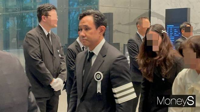 최윤범 고려아연 회장이 10일 서울 종로구 그랑서울 고려아연 본사에서 열린 고(故) 최창걸 명예회장의 영결식 행사를 마친 뒤 안장식을 위해 이동하고 있다. / 사진=이한듬 기자