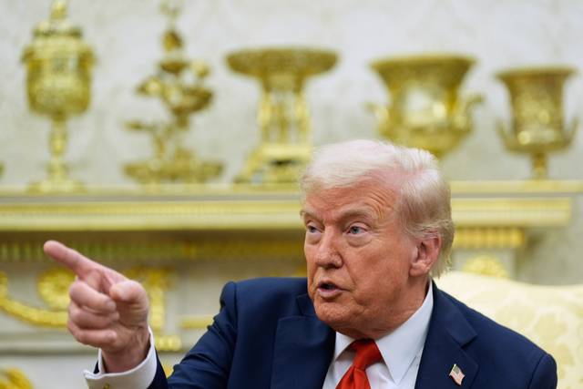 도널드 트럼프 미국 대통령이 9일 워싱턴DC 백악관 집무실에서 알렉산드르 스투브 핀란드 대통령과의 정상회담이 끝난 후 취재진의 질문에 답하고 있다. AP 연합뉴스