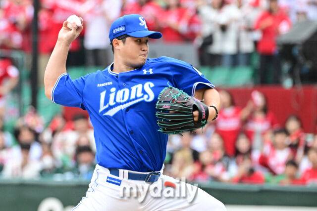 2025년 10월 9일 인천 SSG랜더스필드에서 진행된 '2025 신한 SOL뱅크 KBO리그 준플레이오프' 1차전 삼성-SSG의 경기.삼성 선발 최원태가 역투를 펼치고 있다./인천=곽경훈 기자