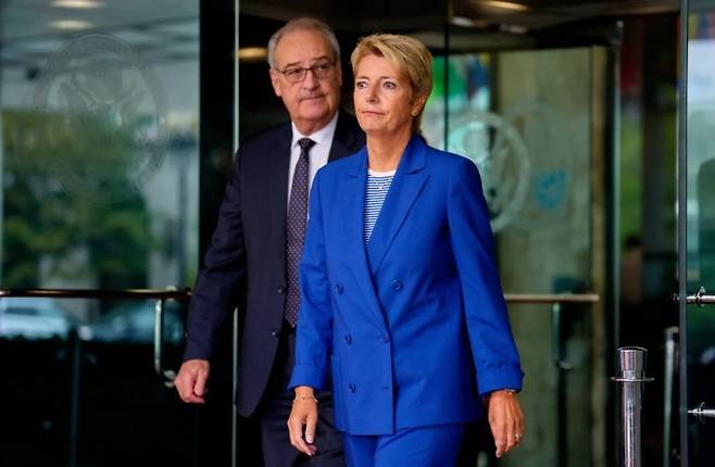 지난 8월6일 미국 수도 워싱턴을 다급히 방문한 카린 켈러주터 스위스 대통령(오른쪽)이 도널드 트럼프 대통령과의 정상회담 무산 후 대신 마코 루비오 국무부 장관과 만나 스위스·미국 관세 협상에 관해 논의한 뒤 굳은 표정으로 국무부 청사를 나서고 있다. 왼쪽은 함께 방미한 기 파믈랭 스위스 부통령. 게티이미지