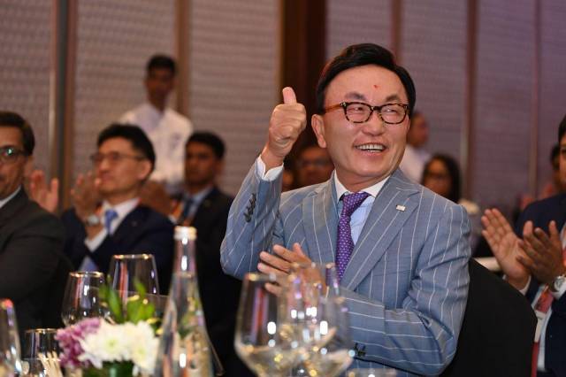 박현주 미래에셋그룹 회장이 인도 미래에셋쉐어칸 인수 기념식에 참석해 엄지손가락을 치켜세우며 환한 웃음을 짓고 있다. 사진 제공=미래에셋증권