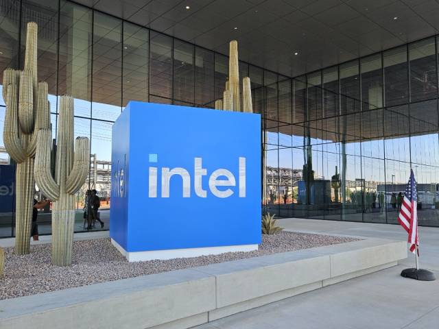 미 애리조나 인텔 오코티요 팹52 입구. 애리조나를 상징하는 선인장과 성조기가 인상적이다. 윤민혁 기자