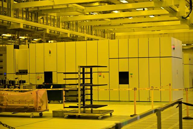 애리조나 인텔 오코티요 팹52 내부에 배치된 EUV 장비. DUV 등 타 장비와 달리 허가 없는 인원은 접근이 불가능했다. 사진제공=인텔