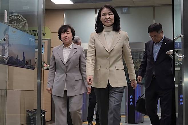 석방된 이진숙 전 방송통신위원장(오른쪽)이 10월4일 서울 영등포경찰서를 나서고 있다. ⓒ연합뉴스