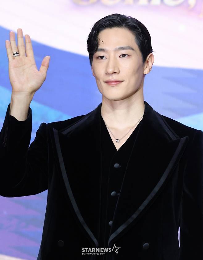 (서울=뉴스1) 권현진 기자 = 배우 노상현이 29일 서울 강남구 조선팰리스서울강남에서 열린 넷플릭스 시리즈 '다 이루어질지니'(극본 김은숙) 제작발표회에 참석해 포즈를 취하고 있다. '다 이루어질지니'는 천여 년 만에 깨어난 경력 단절 램프의 정령 지니(김우빈 분)가 감정 결여 인간 가영(수지 분)을 만나 세 가지 소원을 두고 벌이는 스트레스 제로, 판타지 로맨틱 코미디?다. 2025.9.29/뉴스1 Copyright (C) 뉴스1. All rights reserved. 무단 전재 및 재배포, AI학습 이용 금지. /사진=(서울=뉴스1) 권현진 기자