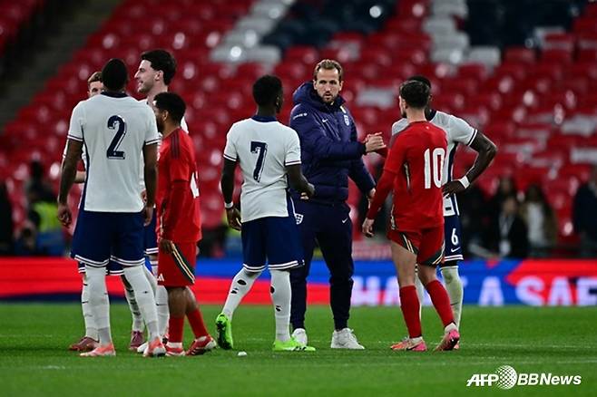 경기 후 선수들과 인사하는 해리 케인(가운데)의 모습. /AFPBBNews=뉴스1