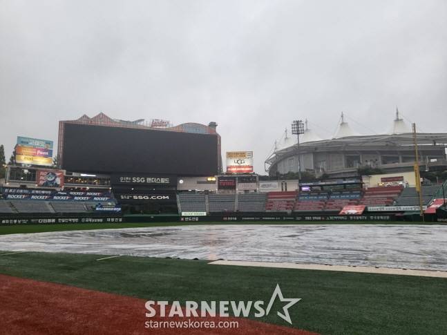 준PO 2차전이 우천 취소된 SSG랜더스필드 전경. /사진=안호근 기자