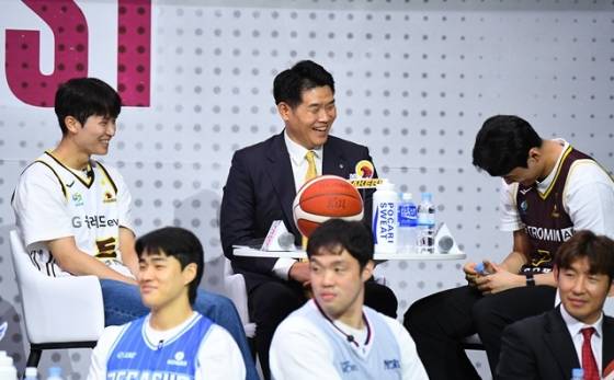 왼쪽부터 창원LG의 양준석, 조상현 감독, 유기상. /사진=KBL 제공