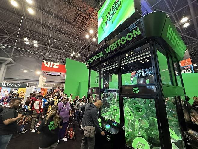 뉴욕 코믹콘 웹툰 엔터 전시관의 관람객 (뉴욕=연합뉴스) 이지헌 특파원 = 9일(현지시간) 미국 뉴욕 자비츠컨벤션센터에서 개막한 뉴욕 코믹콘(NYCC) 2025'의 네이버 웹툰 모회사 웹툰 엔터테인먼트 전시부스에 관람객들이 북적이고 있다. 2025.10.9 pan@yna.co.kr