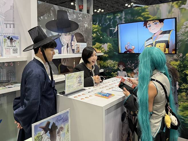 뉴욕 코믹콘 한국 공동전시관 (뉴욕=연합뉴스) 이지헌 특파원 = 9일(현지시간) 미국 뉴욕 자비츠컨벤션센터에서 개막한 뉴욕 코믹콘(NYCC) 2025'의 한국 공동전시관 내 빅하우스 엔터테인먼트 부스를 관람객이 둘러보고 있다. 2025.10.9 pan@yna.co.kr