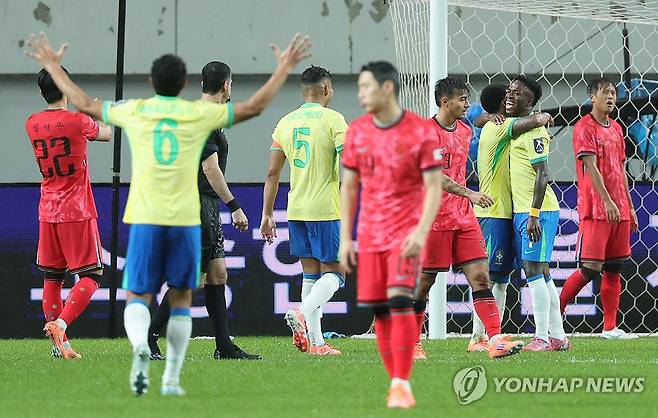 후반 추가 실점한 한국 (서울=연합뉴스) 이동해 기자 = 10일 서울 마포구 서울월드컵경기장에서 열린 한국과 브라질 축구 대표팀의 친선경기. 한국 선수들이 추가 실점한 후 아쉬워하고 있다. 2025.10.10 eastsea@yna.co.kr