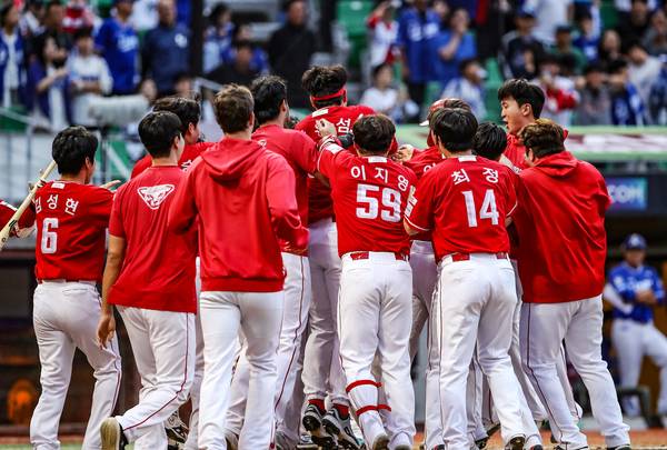 SSG 랜더스 김성욱이 11일 인천SSG랜더스필드에서 열린 2025 신한 SOL 뱅크 준플레이오프 2차전에서 3-3 동점 상황인 9회말 끝내기 솔로 홈런을 때리고 홈에 들어오자 선수들이 기뻐하고 있다. 2025.10.11 /SSG 랜더스 제공