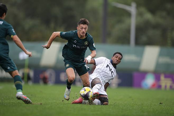 11일 김포솔터축구장에서 열린 K리그2 34라운드 경기서 김포 플라나(사진 왼쪽)와 서울 이랜드 가브리엘이 볼 다툼을 하고 있다. 사진=한국프로축구연맹