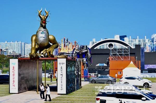 2025울산공업축제 준비가 한창이다. 11일 태화강둔치 일원에 무대장치와 전시물이 설치되고 있다.