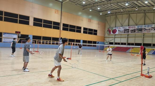 ▲ 문경실내체육관에서 열린 '셔틀콕콕' 프로그램에 참여한 청소년들이 전문 강사의 지도 아래 배드민턴 연습을 하고 있다.