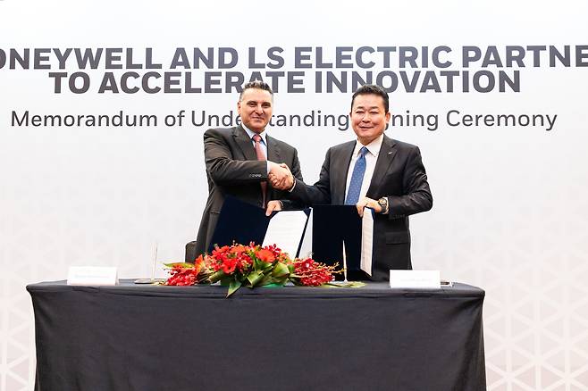 김종우(오른쪽) LS일렉트릭 사장과 빌랄 하무드(Billal Hammoud) 하니웰 빌딩자동화 부문 사장이 협약 체결 후 기념촬영을 하는 모습./사진=LS일렉트릭