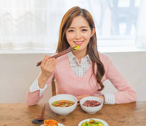 비만, 혈당 관리를 위해 잡곡밥도 과식은 피하고 하루 세끼 단백질, 지방, 비타민 등을 골고루 먹는 게 좋다. 사진=게티이미지뱅크