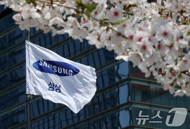 서울 서초구 삼성전자 서초사옥에 삼성 깃발이 바람에 펄럭이고 있다. /뉴스1 ⓒ News1