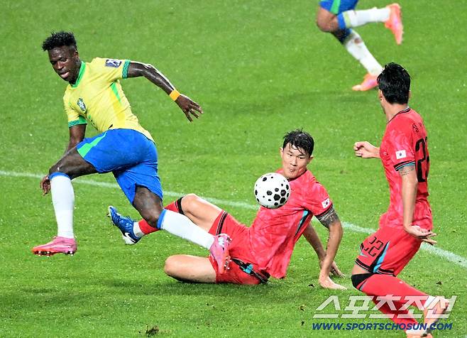 10일 서울월드컵경기장에서 열린 대한민국 축구대표팀과 브라질의 A매치 평가전, 김민재가 비니시우스의 돌파를 태클로 저지하고 있다. 상암=허상욱 기자wook@sportschosun.com/2025.10.10/