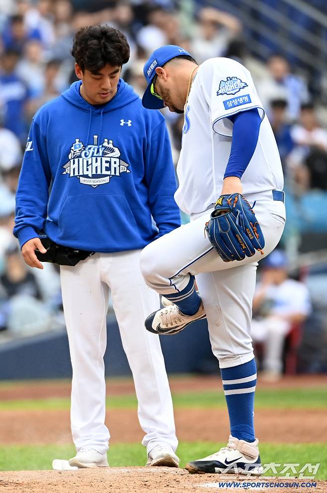 6일 대구 삼성라이온즈파크에서 열린 NC와 삼성의 와일드카드 1차전, 5회초 후라도가 최원준의 타구에 맞은 발의 상태를 체크하고 있다. 대구=허상욱 기자wook@sportschosun.com/2025.10.06/