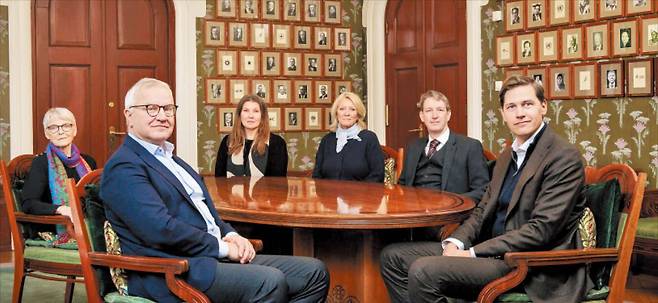 노르웨이 노벨위원회 노벨평화상 정하는 회의실, 125년 만에 공개 노벨평화상 발표 전날인 9일 노르웨이 오슬로의 노벨위원회실에 모인 예르겐 바트네 프뤼드네스(오른쪽) 위원장과 위원 및 관계자들. 노벨위원회는 노벨평화상이 수여된 1901년 이래 처음으로 수상자 결정 회의가 열리는 이 방을 언론에 공개했다.