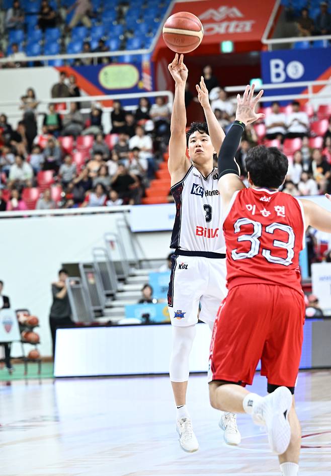 KCC 허웅이 3점슛을 하고 있는 모습. 사진=KBL