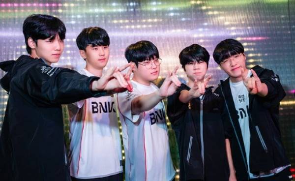 BNK 피어엑스 선수들의 모습. 왼쪽부터 '클리어' 송현민, '랩터' 전어진, '빅라' 이대광, '디아블' 남대근, '켈린' 김형규 / LCK 제공