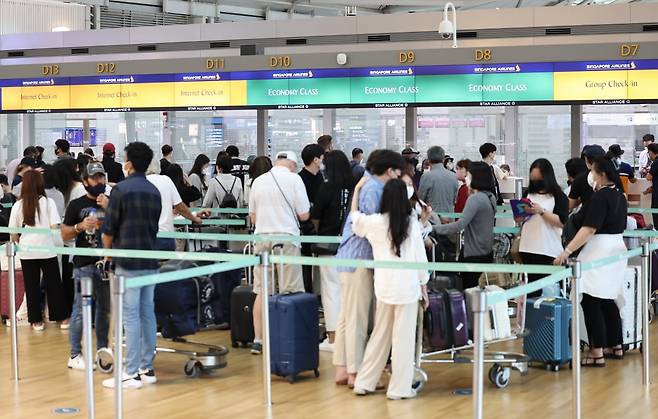 공항 출국장의 체크인 카운터가 여행객들로 붐비고 있다./사진=연합뉴스