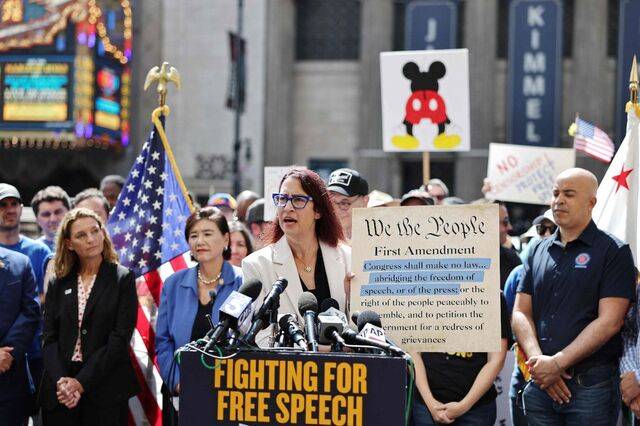미국 민주당 소속 로라 프리드먼 하원의원이 지난달 22일 로스앤젤레스 할리우드의 ‘지미 키멀 라이브’ 제작 스튜디오 앞에서 수정헌법 제1조가 적힌 피켓을 들고 프로그램 방송 중단에 항의하고 있다. 지미 키멀 라이브는 정권의 외압으로 방송이 중단됐다가 시청자들의 항의가 빗발치자 일주일 만에 재개됐다. AFP연합뉴스