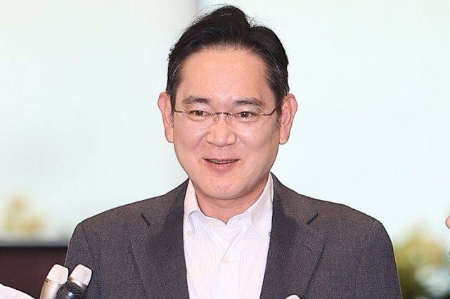 이재용 삼성전자 회장이 지난해 8월 7일 파리 올림픽 참관 등 유럽 출장을 마친 뒤 서울 강서구 서울김포비즈니스항공센터(SGBAC)를 통해 귀국하고 있다. 연합뉴스