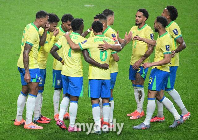 골 뒤풀이하는 브라질 선수들. /서울월드컵경기장=유진형 기자