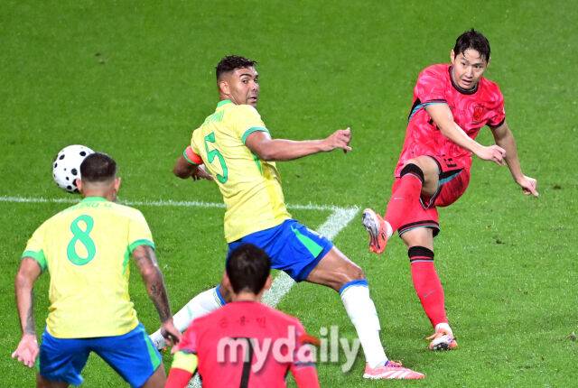2025년 10월 10일 서울월드컵경기장에서 하나은행 초청 축구국가대표팀 친선경기 대한민국과 브라질의 경기가 열렸다.대한민국 이강인이 슛을 하고 있다.