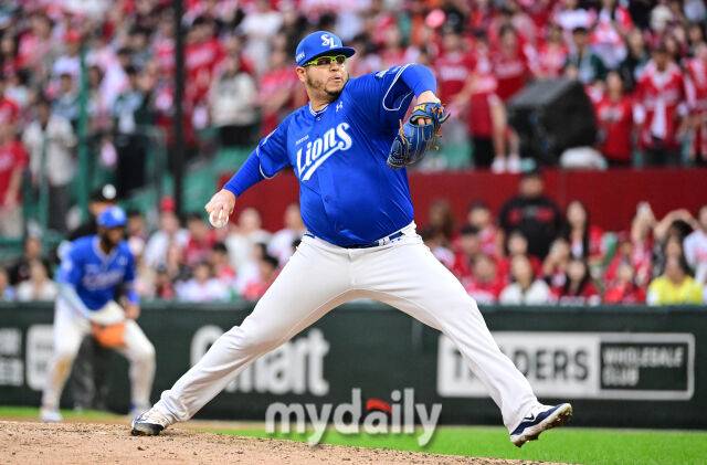 2025년 10월 11일 오후 인천 SSG랜더스필드에서 열린 '2025 신한 SOL Bank KBO 포스트시즌' 삼성 라이온즈와 SSG 랜더스의 준플레이오프 2차전 경기. 삼성 후라도가 9회말 구원등판해 역투하고 있다./인천 = 유진형 기자