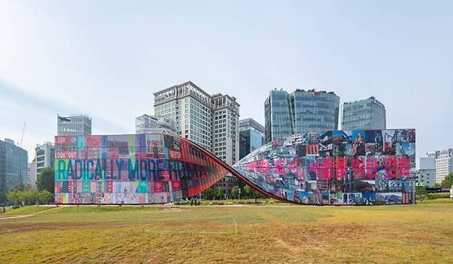 “차 타고 지나 가다 , 저게 뭔가 했다.” 열린송현에 펼져진 휴머나이즈 월(Humanise Wall)