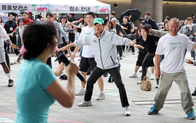 ▲오세훈 서울시장을 비롯한 참석자들이 10일 서울 중구 동대문디자인플라자(DDP)에서 열린 '더 건강한 서울 9988, 한가위 확.찐.살. 확빼기' 체력장에서 체조를 하며 몸을 풀고 있다. ⓒ연합뉴스