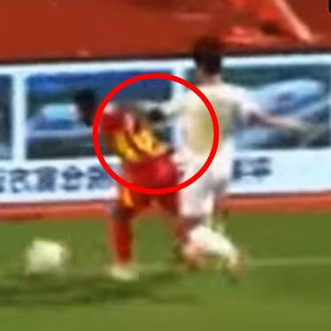 장지슝(오른쪽)이 엔드라인 근처에서 아사모아를 손으로 밀치고 있다. 아사모아는 그대로 경기장 간판에 충돌한 뒤 경추 골절을 당했다. /사진=유튜브 영상 갈무리