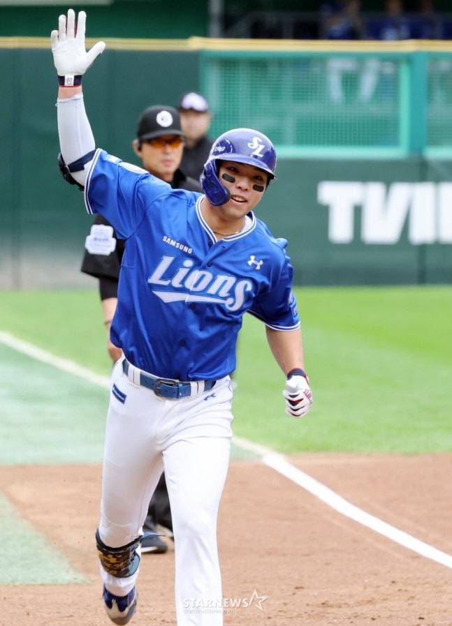 삼성 김영웅이 9일 SSG와 준PO 1차전에서 홈런을 날리고 홈으로 향하고 있다. /사진=강영조 선임기자