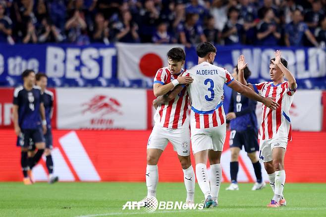 10일 일본 스이타에서 열린 A매치 평가전 일본전에서 득점 후 기뻐하고 있는 파라과이 선수들. /AFPBBNews=뉴스1