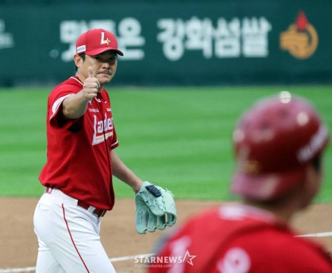 노경은이 7회초 실점 없이 이닝을 마치고 도루를 저지한 포수 조형우에게 엄지를 치켜올리고 있다. /사진=강영조 선임기자