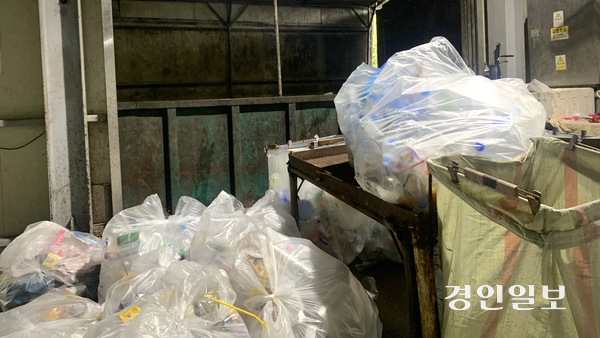 10일 오전 경부고속도로 죽전휴게소 뒤편 분리 작업장. 휴게소 앞쪽 깨끗한 분리수거장 이면에서는 환경미화 노동자들이 쓰레기를 분류하고 정돈하는 작업을 이어가고 있다. 2025.10.10 /유혜연기자 pi@kyeongin.com