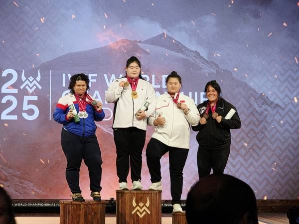 2025 세계역도선수권대회 여자 최중량급에서 2년 만에 정상에 오른 박혜정(왼쪽 2번째)이 시상대에서 기념촬영을 하고 있다. /대한역도연맹 제공