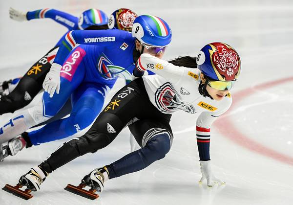 12일(한국시간) 캐나다 퀘벡주 몬트리올 모리스 리처드 아레나에서 열린 2025~2026 국제빙상경기연맹(ISU) 쇼트트랙 월드투어 1차 대회 여자 1천m 준준결승전에서 김길리가 1위로 질주하고 있다. 2025.10.12 /AP=연합뉴스
